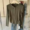 Camiseta Feminina Macia e Encerada com Meio Botão, Franzido na Cintura e Manga Longa para Outono e Inverno, Elástica, Slim Fit, Versátil, Curta para Usar por Baixo