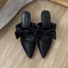 Zapatillas de Casa Baotou Mules Mujer Tacón de Aguja Punta Fina 2026 Seda Nuevo Estilo Chino Lazo Elegante Moda Primavera