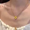 El Mismo Estilo que el Collar de Flor de Cuatro Hojas Hueca con Hielo Triturado Color Oro Arena de la Tienda Gold de Puzuo para Mujer, una Cadena de Clavícula Deslumbrante de Gama Alta de Nicho