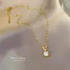 [Acero de titanio] Versión coreana de lujo ligero estilo frío micro incrustación de circonita letra colgante cadena de clavícula de acero de titanio joyería al por mayor