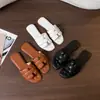 Sandalias Planas Transfronterizas en Stock para Mujer, Nuevo Estilo de Moda Verano 2025, Adecuadas para Usar con Faldas, Zapatillas Pequeñas Estilo Francés
