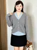 Top elegante de talla grande con bloques de color, estilo dos piezas falsas, cuello halter, otoño 2026, tejido casual adelgazante para mujeres de talla grande