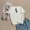 Camiseta Redonda de Manga Curta com Logo Metálico Suave e Elegante, corte justo, top estiloso e que rejuvenesce para mulheres petite