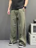 Pantalones cargo para hombre de moda en gris claro con paneles plisados, pierna ancha, corte recto, ajuste holgado, caída fluida, pantalones casuales y versátiles de pierna curva