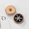 Los botones redondos de metal son versátiles y adecuados para blazers y gabardinas de mujer, ofreciendo una exquisita textura de alta calidad y características de accesorio decorativo.
