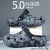 Sandálias Casuais Crocs Masculinas de Tamanho Grande para Travessia de Fronteira Novo Verão Roupa Externa Sola Grossa Antiderrapante Sandálias de Praia de Uso Duplo