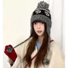 Gorro de Punto Jacquard Bloque de Color Fair Isle Retro con Protección para los Oídos para Mujer Invierno Circunferencia de Cabeza Grande Cierre de Cordones Bola de Piel Cálido Gorro de Lana