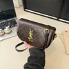 2026 Nova Moda Simples Acolchoada Bordada Ysl Bolsa de Axila Versátil Ombro Transversal Sela para Mulheres