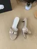 Sandalias de tacón de aguja de satén francés con hebilla de metal Chuyuji para mujer, nuevo estilo veraniego abierto elegante para vacaciones