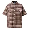 Camisa Cuadros Azul Marino de Manga Corta Estilo High Street Americano para Hombres y Mujeres con Parches de Letras Góticas de Color Contrastante Corte Holgado Camisa de Pareja para Adolescentes