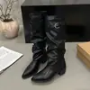 Botas Femininas Apontadas com Babados Empilhados Outono Inverno 2026 Novas Botas Longas Salto Bloco Botas de Cano Alto Emagrecedoras Botas de Cavaleiro Tendência