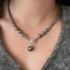 Collar con colgante de lazo de perla Tahití negro, redondo, con degradado de sentido avanzado, luz fuerte, estilo distintivo para otoño e invierno.