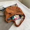 Bolso de pana de gran capacidad para mujer 2024 nuevo bolso de hombro versátil ins de moda retro bolso dumpling otoño e invierno bolso bandolera