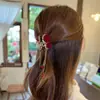 Nova coleção outono e inverno: acessórios de cabelo leves e luxuosos, incluindo presilhas de liga, enfeites de cabelo com tema de rosa e cereja, e elegantes presilhas de cabelo com franja para mulheres