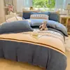 Nuevo juego de ropa de cama de cuatro piezas de terciopelo de leche estampado de grado A para bebé y maternidad 2026, diseñado para uso doméstico, con un estilo fresco y sencillo, que proporciona calidez y grosor extra, adecuado para dormitorios en invierno.