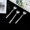 Este es un rascador de espalda portátil y extensible para uso doméstico, diseñado para aliviar la picazón en todo el cuerpo sin necesidad de que nadie más ayude.