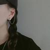 Pendientes asimétricos originales de estilo Hong Kong para mujer, con forma de cruz fría, cadena pequeña, elegantes, con personalidad a la moda.