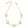 Pulsera de trébol de cuatro hojas con cinco colores diferentes: amarillo, oro K, oro rosa, rojo láser y ágata púrpura, con detalles de nácar blanco - un regalo perfecto para tu novia