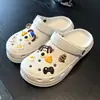 Las nuevas sandalias perforadas de verano son frescas, transpirables, elegantes, sencillas, adecuadas para usar al aire libre, de secado rápido, con una suela gruesa que aumenta la altura, y son perfectas para la playa.