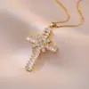 Colar Feminino Colorido Zircônia Joias Design de Nicho Pingente Cruz Completo em Diamante Colar Corrente de Clavícula em Aço Inoxidável