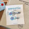 Pinza para el pelo con letra de flor de pedrería de alta gama, elegante, estilo coreano dulce y femenino, lujo ligero con un toque sofisticado, exquisita pinza de pico de pato