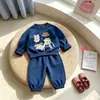Conjunto Infantil Primavera e Outono 2026 Estilo Coreano Chic e Feminino Moletom de Gola Redonda Calça com Elástico nas Cinturas e Punhos Peça Dupla Versátil Versão Coreana