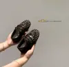 Sapatos de Treino Mary Jane Baixos com Bolinhas Infantis Outono 2026 Versão Coreana para Meninas Estudantes Velcro Solado Macio Sapatos de Couro