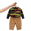 Ropa infantil estilo coreano 2026 colección otoño: Cárdigan de punto con bordado retorcido a rayas de dopamina y pantalón largo color café para niños y niñas