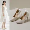 Tacones Altos de Tira 2026 Lazo Otoño Zapatos de Salón Mujer Tacón Fino Punta Fina Nueva Moda Francesa Perla