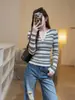 Blusa de tricô preta com listras, estilo francês, gola meio aberta, manga longa, para mulheres, camada base elegante de outono de alta qualidade, blusa absolutamente linda