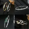 Pulsera de Mano Personalizada de Zirconia Micro-Pavé con Electrochapado de Oro Real para Mujer, Pulsera de Uñas de Mariposa con Letra H de Alta Gama, Pulsera de Lujo Accesible