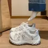 Tênis estilo europeu 2026 outono novo, de malha respirável, com sola grossa, estilo Forrest Gump para mulheres, leve, versátil, faz os pés parecerem menores, calçados esportivos casuais