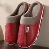 Nuevas zapatillas de algodón de invierno para pareja, zapatillas de cuero PU para mujer, zapatillas de casa para interior, antideslizantes, cálidas, de pelo, zapatos de luna, venta al por mayor para hombre