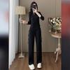 Conjunto esportivo casual feminino moderno e estiloso para outono e inverno de 2025, composto por blusa preta de manga comprida e calça pantalona.