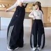 Pantalones para niñas, colección primavera/otoño 2026, estilo nuevo, pantalones deportivos de rayas estilo americano para niñas, pantalones de otoño cortavientos, pantalones de pierna ancha para niños mayores
