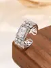 Anillo de Luz de Zirconia Incrustada en Oro Real Chapado en Cobre Transfronterizo Europeo y Americano Lujo Ligero Sensación de Alta Gama Anillo para el Dedo Joyería de Mano Versátil Fabricante Venta al por Mayor en Stock