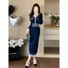 Vestido de Punto de Manga Larga con Cuello Polo Estilo Nuevo Otoño e Invierno 2025 Coreano Inspirado en Chanel para Mujer, Corte Ajustado, Bodycon, Vestido Largo Hasta la Rodilla