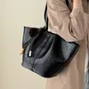 Bolso tote de cuero encerado vintage para el trabajo, nuevo bolso tote casual de gran capacidad de nicho, bolso de hombro versátil para mujer
