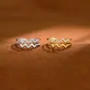 Anel de Onda Dupla Moda Leve de Luxo Transfronteiriço Coreano e Japonês para Mulheres com Diamantes, Moderno e Estiloso, Não Desbota, Anel Aberto de Onda que Aquece o Coração