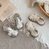 Sandalias Cerradas para Niñas 2026 Verano Nuevas Florales de Princesa Dulces Sandalias para Niños Antideslizantes de Suela Suave Zapatos de Playa