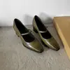 Coleção Outono/Inverno 2026: sapatilhas de bico quadrado e corte baixo combinadas com vestidos, saltos altos elegantes, Mary Janes versáteis de salto grosso.