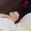 Anel Oval Dourado Plissado com Colisão de Flor e Folha Usado Vintage Anel para Dedo Indicador Toque de Luxo de Nicho Joia de Mão para Mulheres