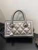 Bolso de mano versátil estilo Chanel de charol, nuevo para otoño 2026, de alta gama, pequeño cuadrado para llevar al hombro o cruzado