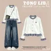 Conjunto minimalista de primavera/outono para meninas: cardigã xadrez estiloso em patchwork de manga longa com um laço doce e calça jeans, um conjunto de duas peças