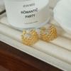 Acero titanio pequeñas cuentas doradas costura malla diseño nicho en forma de C sentido estilo Hong Kong chapado oro 18K aretes de botón joyería para la oreja