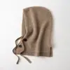 Gorro de punto de lana color liso con botones estilo coreano para mujer, gorro de invierno cálido con bufanda integrada, protección para las orejas de punto