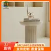 Sala de Exposiciones de Estilo Minimalista Mesa de Mesa Interior con Columnas de Hormigón Expuesto, Muebles de Mesa de Té Personalizada de Pie con Piso de Arte Vintage