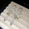 Brincos Pingente Pétala Gota d'Água Zircônia Pérola Agulha de Prata, Tarraxas Simples e Modernas, Luxo Leve, Sensação de Alta Qualidade, Brincos Inspirados em Design