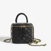 Bolsa Quadrada Pequena Acolchoada com Corrente Estilo Chanel 2026 Novo Modelo Versátil de Alta Qualidade Mini Bolsa para Batom com Bola Dourada Bolsa de Ombro
