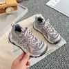 Tênis Esportivo Infantil 2026 Primavera e Outono Novo Estilo Moda Masculina Sapatos de Cano Baixo Feminino Casuais Versáteis Antiderrapantes Calçados de Bebê